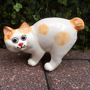 Фарфоровая статуэтка кошка Бобтейл белого окраса с рыжими пятнами