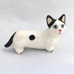 Фарфоровая статуэтка кошка Манчкин малый бело-черного окраса