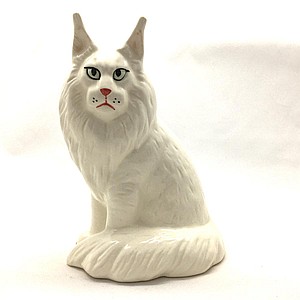 Фарфоровая статуэтка кошка Мейн-кун сидящий белого окраса
