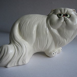 Фарфоровая статуэтка Персидский кот белый